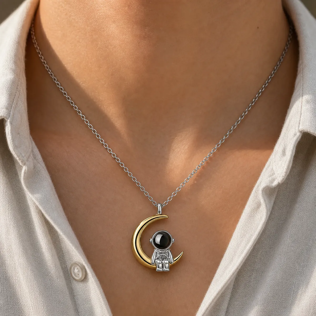 Collar con foto proyectada estilo astronauta